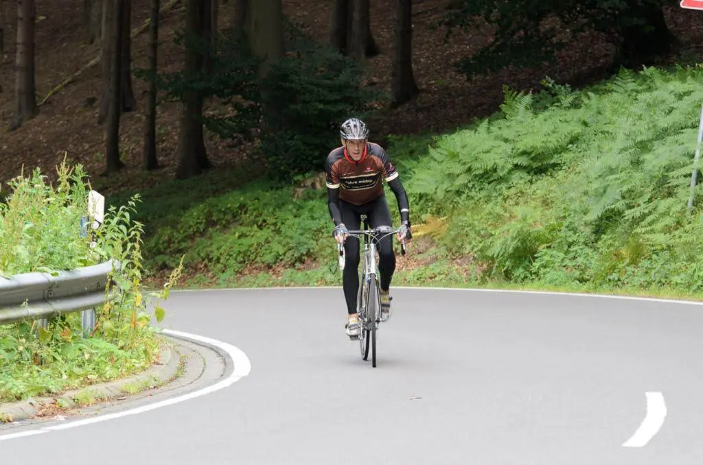 Rennradfahrer in einer Kurve am Berg