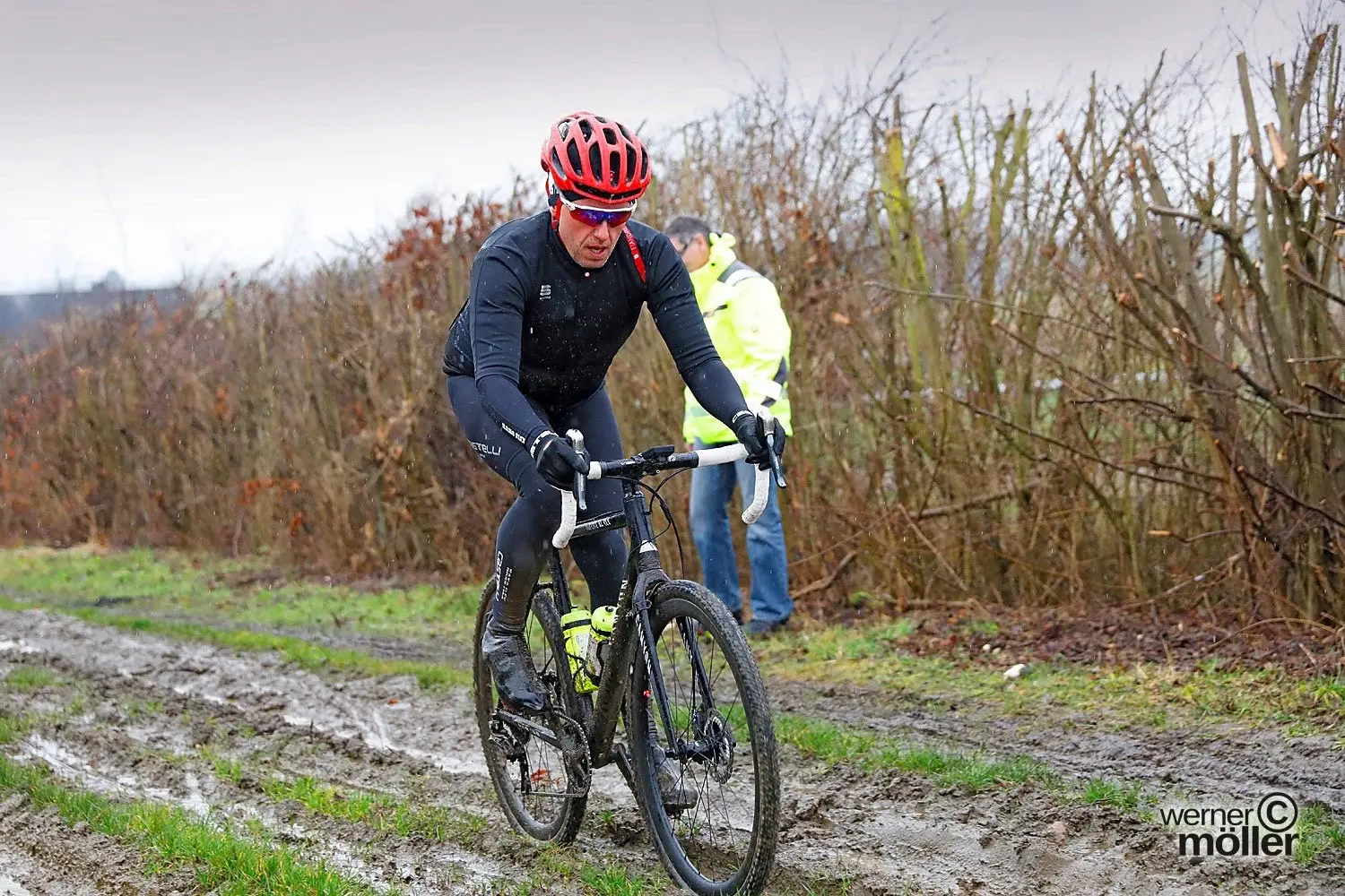 Fahrer auf einem matschigen Cyclocross-Weg