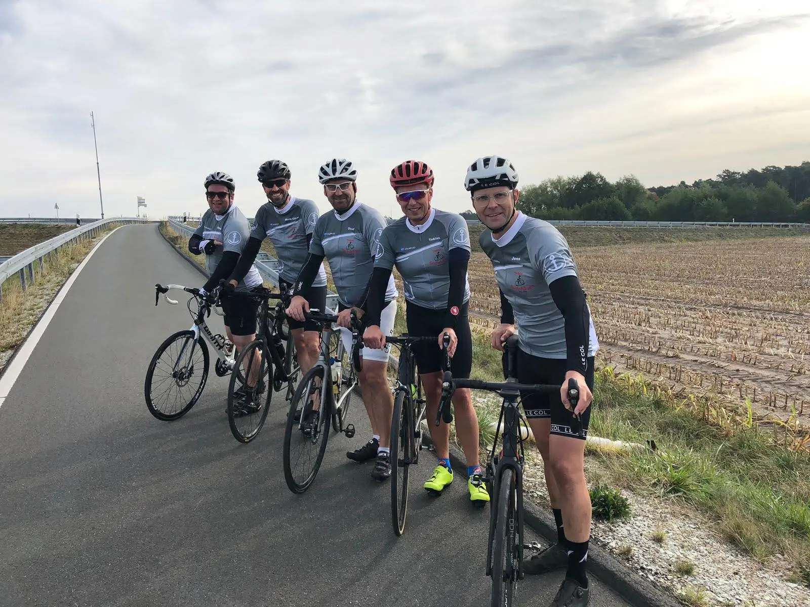 Team Steinhäger mit Rennrädern am Straßenrand