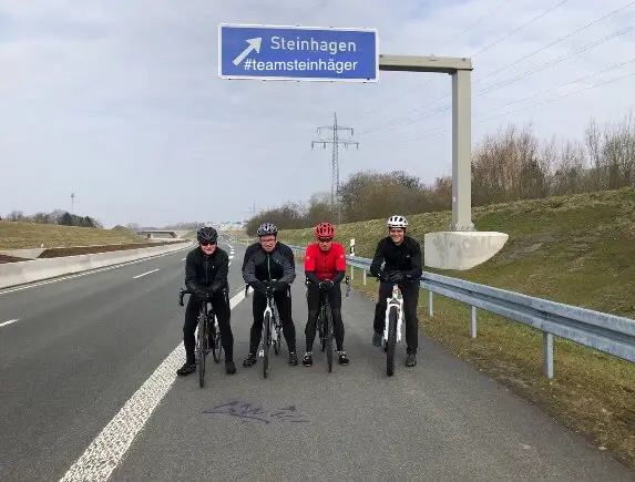 Fahrer des Teams am Ortsschild Steinhagen