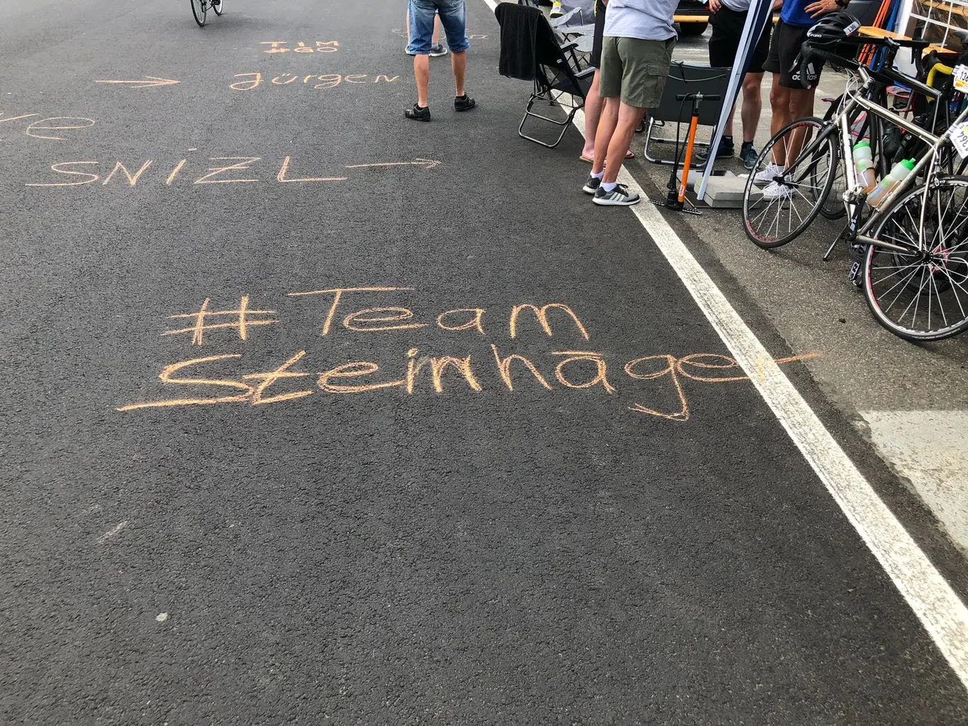 Markierung Team Steinhäger auf einer Rennstrecke